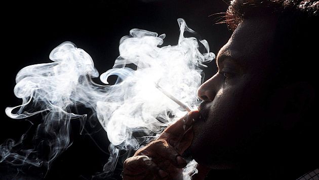 Viuda de fumador recibirá indemnización multimillonaria de tabacalera en EEUU. (EFE)