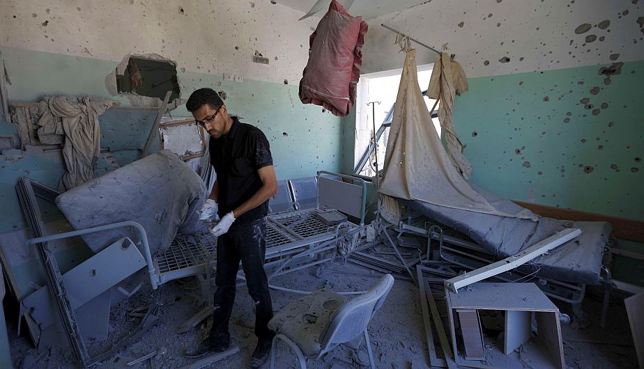 Proyectiles israelíes cayeron hoy en el hospital Mártires de Al Aqsa, en Deir el Balah. En el lugar murieron cinco personas. (AFP)