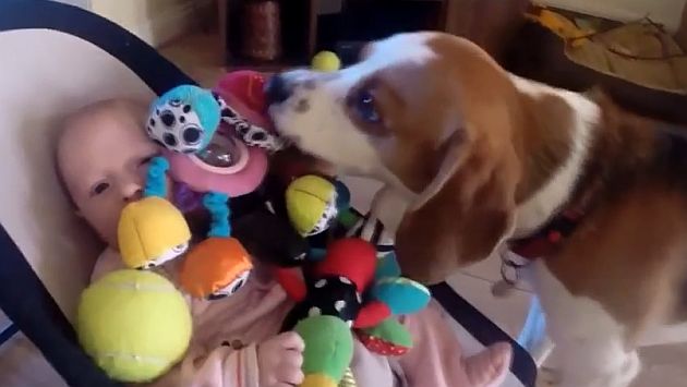 Charlie “consuela” a Laura tras robarle su juguete. (YouTube)