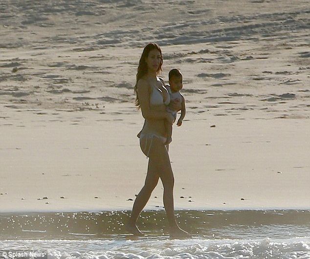 Kim Kardashian fue vista disfrutando de una tarde en la playa con su marido Kanye West y la hija del Norte en México. (Splash News/Daily Mail)