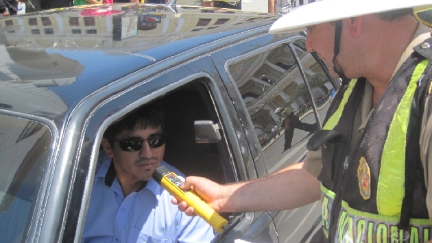 Policías realizarán más pruebas de alcoholemia a conductores. (USI)