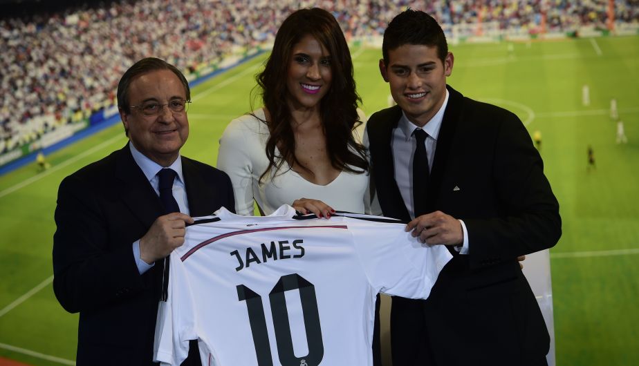 James Rodríguez junto al presidente del Real Madrid y su esposa, Daniela Ospina. (AFP)