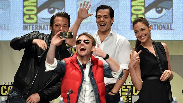 Ben Affleck, Henry Cavill y Gael Gadot se tomaron hoy un selfie en el Comic con. (AFP)
