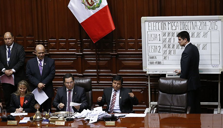 El presidente interino del Congreso, Luis Iberico, efectúa el conteo de votos para elegir al nuevo titular del Legislativo. (Luis Gonzales)