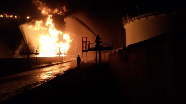 Cohete causa incendio en un depósito de combustible en Libia. (AFP)