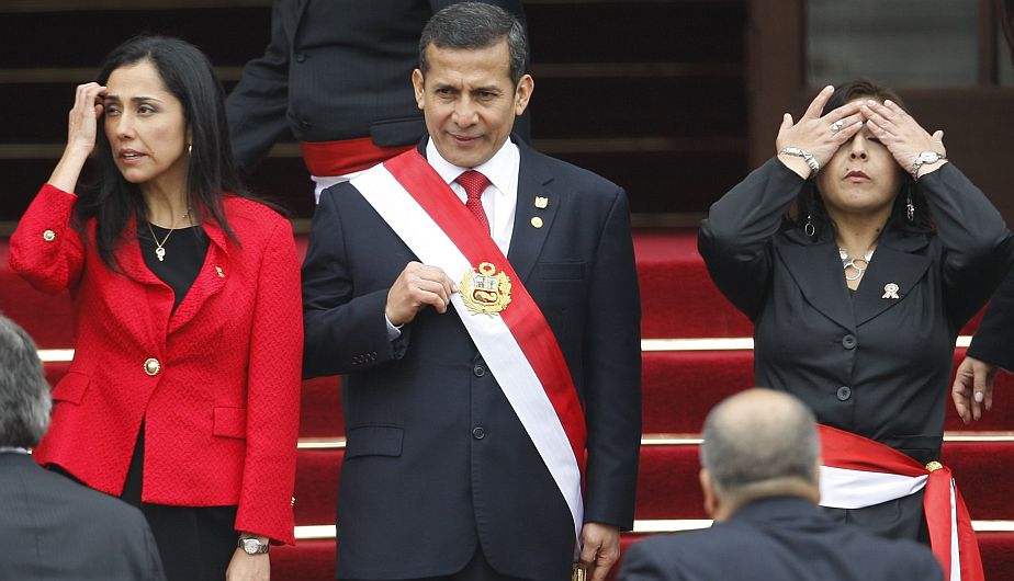 El presidente Ollanta Humala; su esposa, Nadine Heredia y la premier Ana Jara en las escalinatas de Palacio de Gobierno. (Luis Gonzales)