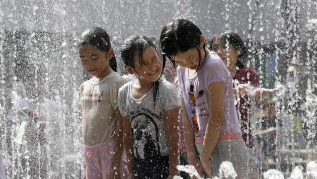 Ciudadanos nipones tratan de hidratarse ante las altas temperaturas. (EFE)