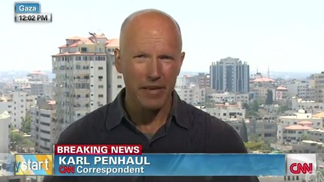 Karl Penhaul se agachó automáticamente. (CNN)