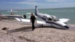 Una avioneta se estrella en una playa y mata a un hombre en EEUU. (AP)
