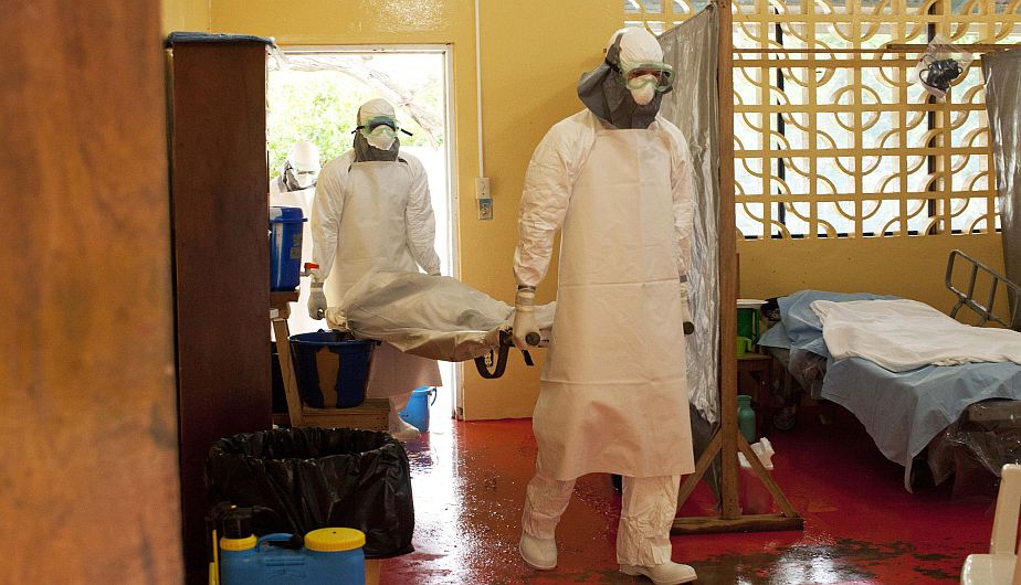 El trabajo de los médicos de la organización humanitaria Samaritan\'s Purse en Liberia contra el ébola. (Reuters)