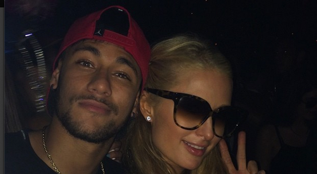 Neymar se divierte con Paris Hilton en Ibiza. (AFP)
