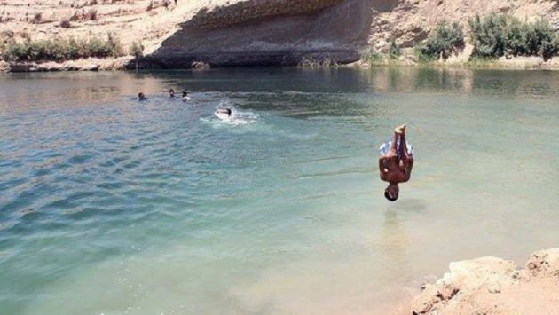 Residentes de Gafsa disfrutan del lago. (Kaya Bouma en YouTube)