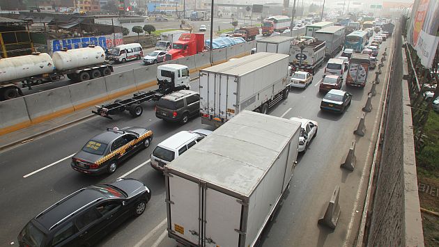 Intenso tráfico vehicular se apoderó de todo el distrito, lo que generó malestar. (USI)