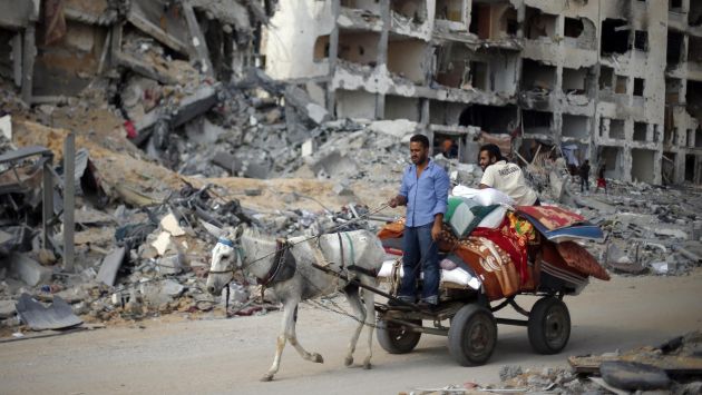 Palestinos intentan realizar sus actividades diarias. (Reuters)