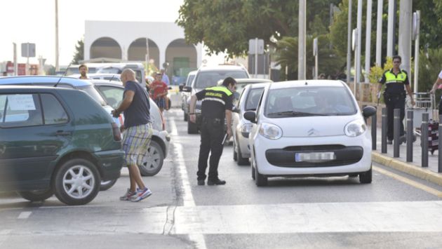 Policía española interviene a vehículos en Ibiza. (Sergio G. Cañizares/El Mundo)
