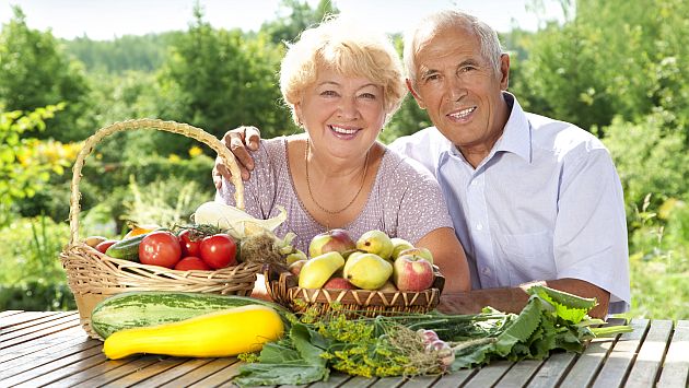 El ejercicio tiene dos beneficios para los adultos mayores: les permite estar cálidos y, además, evitar la pérdida de masa ósea y muscular. (USI)