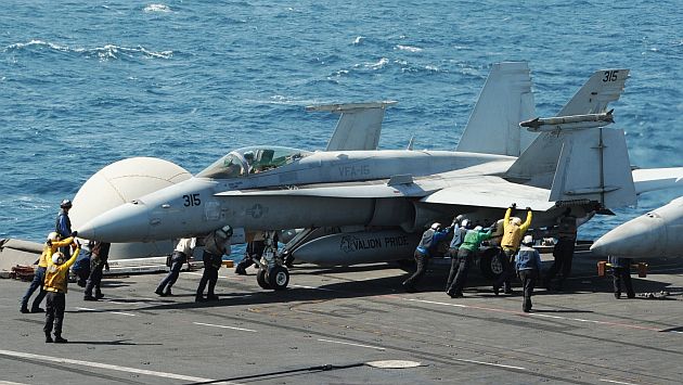 Un cazabombardero F/A 18 está a cargo de los ataques. (AFP)