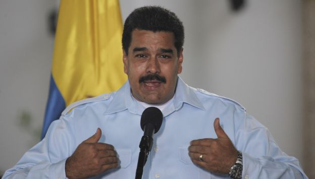 Maduro dijo que los trabajadores cuentan con el respaldo financiero para poner a operar una unidad productiva. (AP)