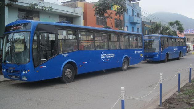 Buses del Corredor Azul se estacionan en las cuadras 1 y 2 de la avenida Amancaes. (César Takeuchi)
