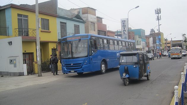 Buses del Corredor Azul estacionados en la avenida Amancaes causan grandes molestias. (César Takeuchi)