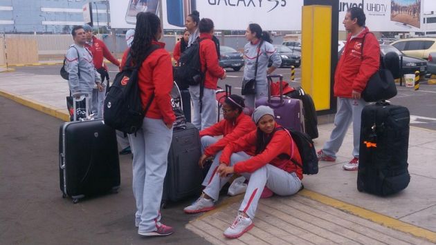 Bus de la Federación Peruana de Vóley nunca recogió a las jugadores que llegaron esta mañana a Lima. (@jsolari17)