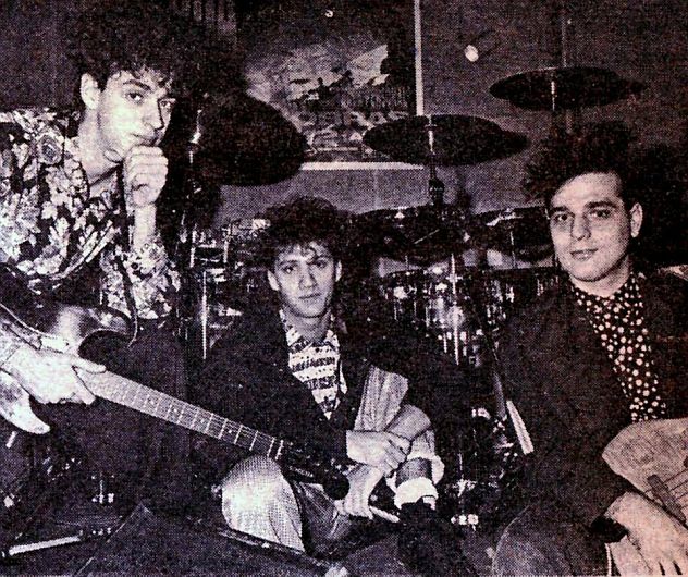 En los 80 ‘Soda Stereo’ apareció dentro de un panorama musical monótono en Sudamérica. Cerati se preocupó por la imagen de su banda y decidió que llevar un look apelando a la música ‘glam’ de Estados Unidos. (Facebook Charly Alberti)