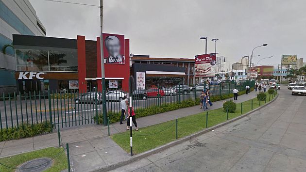 Madrigueras se ubican en las afueras del restaurante pero dentro del centro comercial. (Foto: Google Street View)