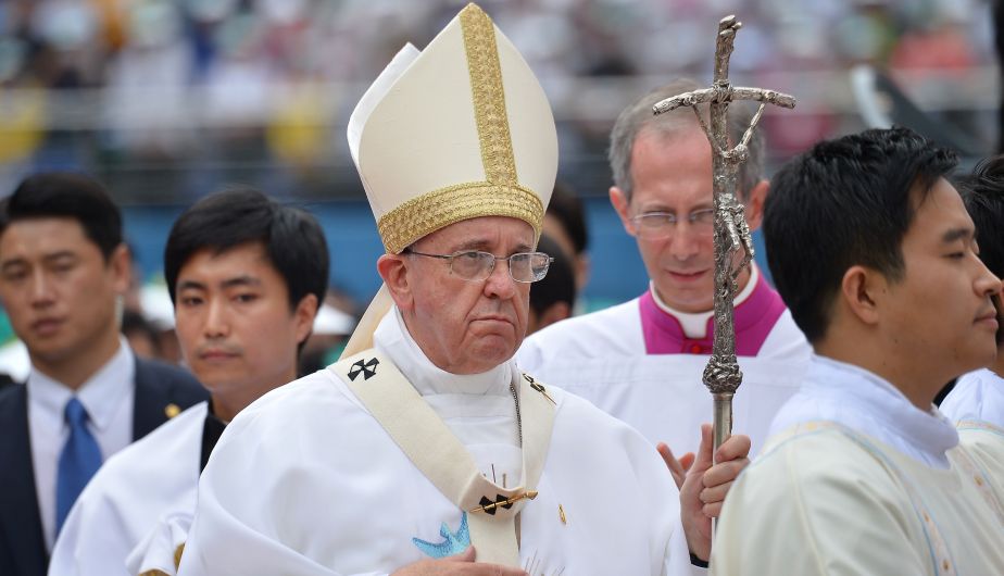 El papa Francisco celebró la misa de la Asunción de la Virgen María en el estadio de la Copa del Mundo del Daejeon. (AFP)