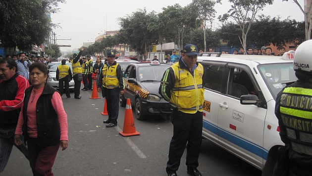 Al depósito. En la avenida Abancay ya se multaron 16 vehículos. (Patricia Chumo)