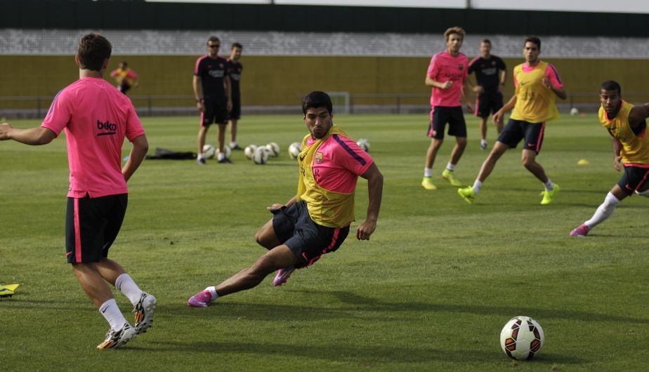 Luis Suárez entrenó por primera vez con el Barcelona. (AP)