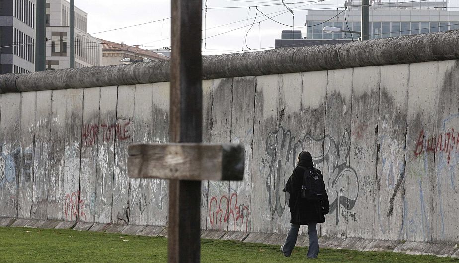 La capital de Alemania conmemoró el 53 aniversario del inicio del levantamiento del Muro de Berlín. (Reuters)