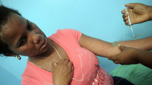 Paciente es tratada por fiebre Chikungunya. (Reuters)