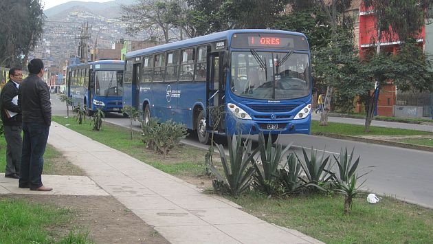 Calles del Rímac invadidas por los buses del Corredor Azul. (César Takeuchi)