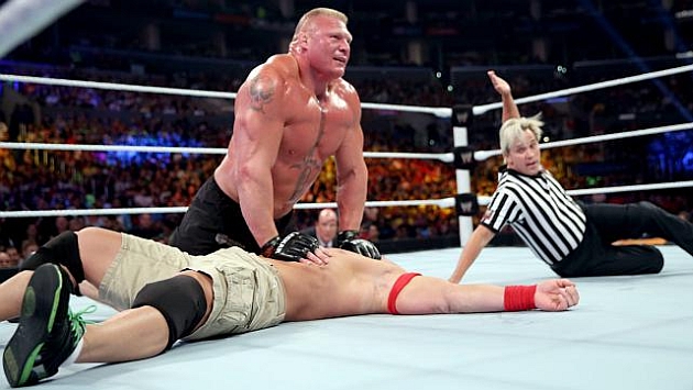 Brock Lesnar se convirtió en el nuevo WWE World Heavyweight Champion tras propinarle una paliza a John Cena en Summerslam. (WWE.com)