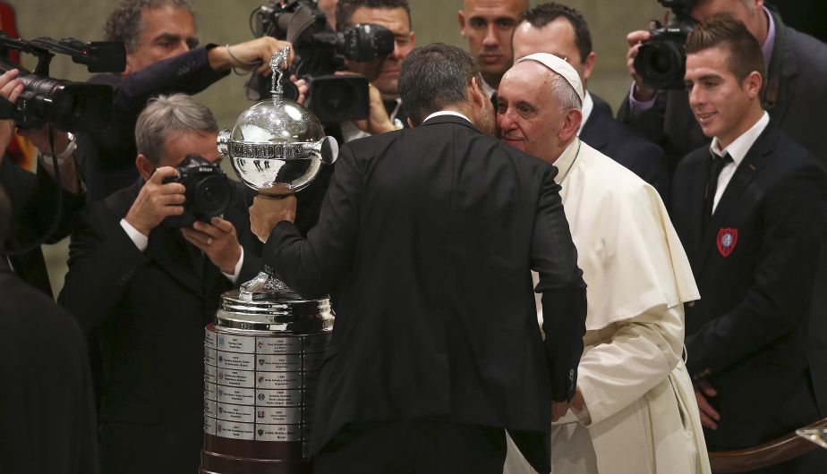 Delegación de San Lorenzo entrega la copa al papa Francisco. (AP)