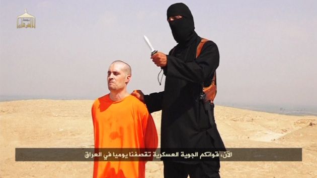 Hombre enmascarado y vestido de negro que degüella a James Foley en video. (Reuters)