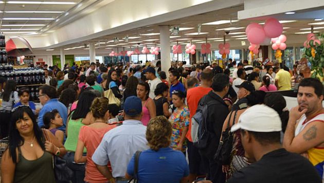 Colas en los supermercados de Venezuela superan las mil personas. (Noticierodigital.com)