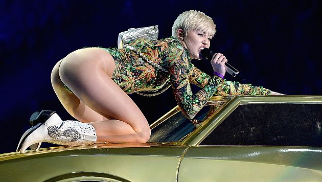 Actos de Miley Cyrus violan los derechos de los niños, argumentan. (AFP)