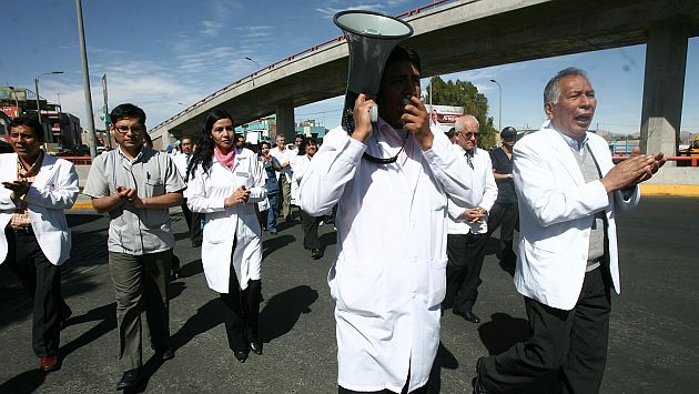 Médicos cumplen 102 días en huelga indefinida. (Heiner Aparicio)