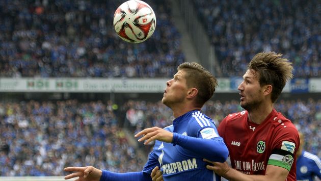 Christian Schulz y Klaas-Jan Huntelaar luchan por la pelota. (Reuters)