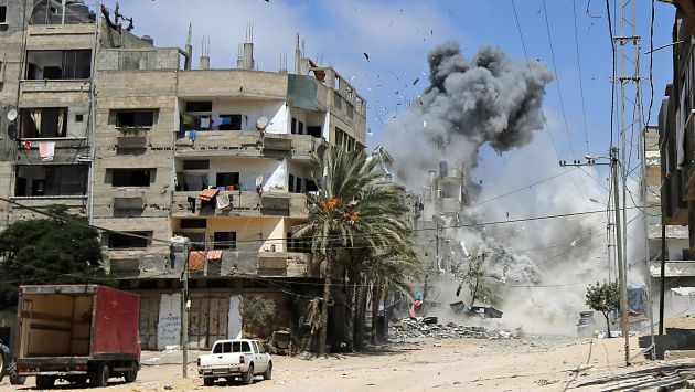 Israel bombardea edificios en Gaza. (EFE)