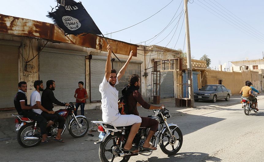 Simpatizantes y terroristas de Estado Islámico tomaron las calles de Siria para festejar toma de aeropuerto. (Reuters)