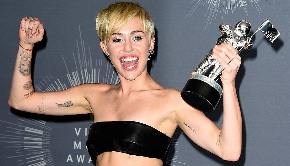 Miley Cyrus se alzó con el premio a Mejor Video del Año de los MTV Video Music Awards 2014 por la canción ‘Wrecking Ball’. (AFP)
