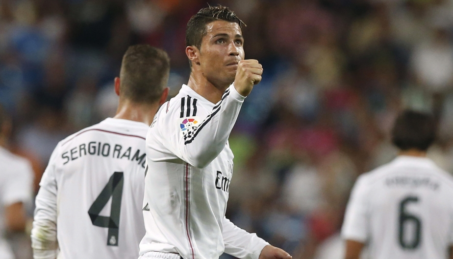 Cristiano Ronaldo marcó en el debut del Real Madrid en la Liga española, en el que venció por 2-0 a Córdoba. (EFE)