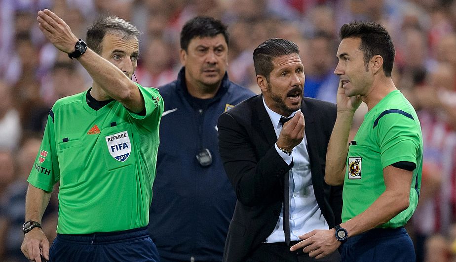 Diego Simeone, DT del Atlético de Madrid, recibió una sanción de ocho fechas tras su expulsión y posterior reacción en el partido del viernes pasado frente al Real Madrid por la Supercopa de España. (AFP)
