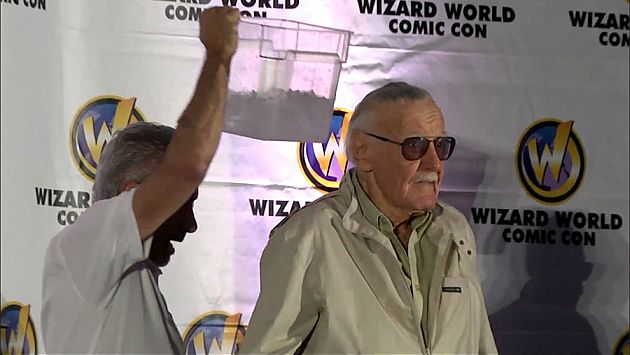 Stan Lee cumplió “a su manera” con el reto del ‘Ice Bucket Challenge’. (comicbookresources.com)