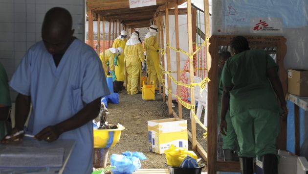Alarmante. Personal médico infectado por virus del ébola obstaculiza los esfuerzos para frenar el brote. (Reuters)