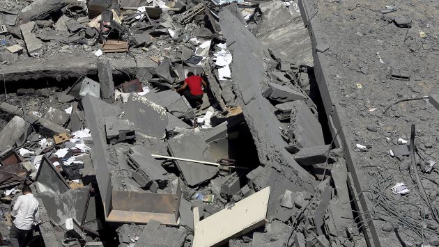 Un poblador de la Franja de Gaza busca sus pertenencias entre escombros. (EFE)