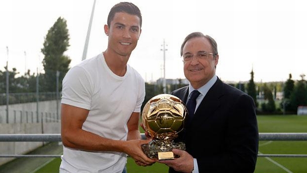 Cristiano Ronaldo obsequió réplica del Balón de Oro a Florentino Pérez. (Real Madrid)