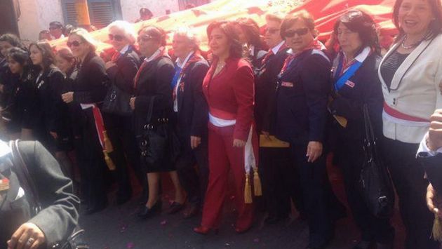 Ana Jara participa de la Procesión de la Bandera en Tacna. (@pcmperu en Twitter)